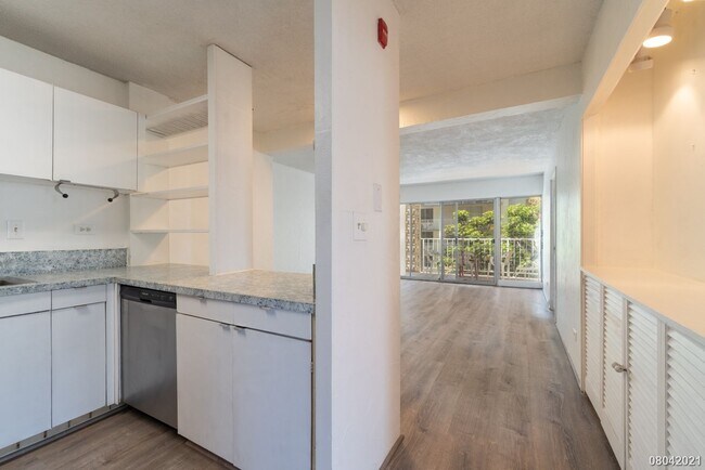 Foto del edificio - HEART OF WAIKIKI CORNER UNIT W/WALK-IN CLO...