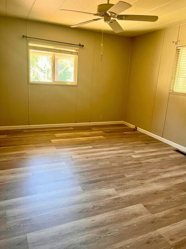 Building Photo - Charming 3 Bed, 2 Bath Home on ½ Acre with River Access – Gold Hill, OR