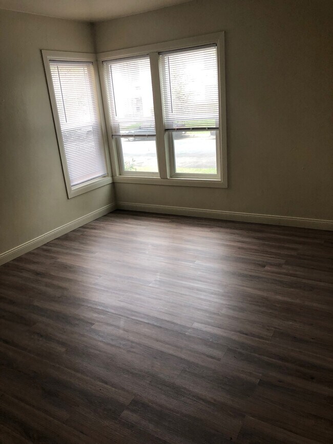 Large Bedroom w/ Wood Flooring - 4616 Obama Blvd
