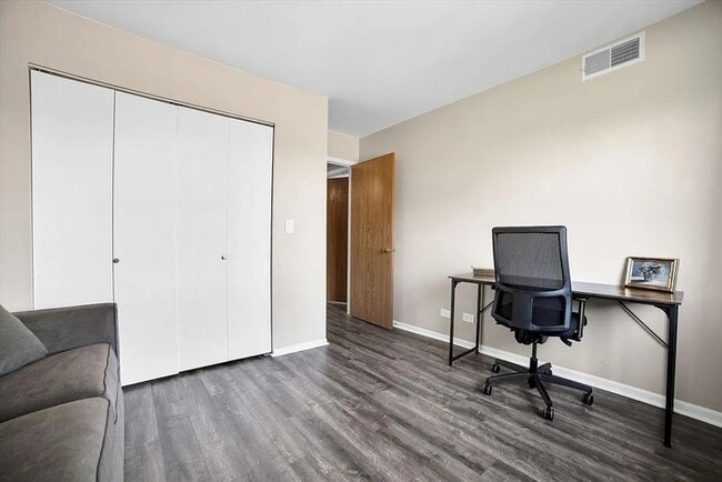Building Photo - 463 Valley Dr