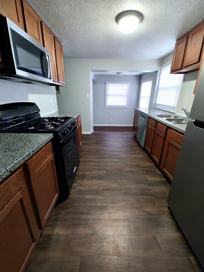 Foto del edificio - 3 bed 1 bath home in the Riverside/Keller park area