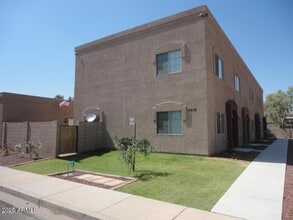 Building Photo - 2838 E Tracy Ln