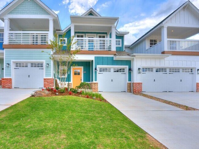 Building Photo - Luxury, Zero Maintenance Living in Edmond!