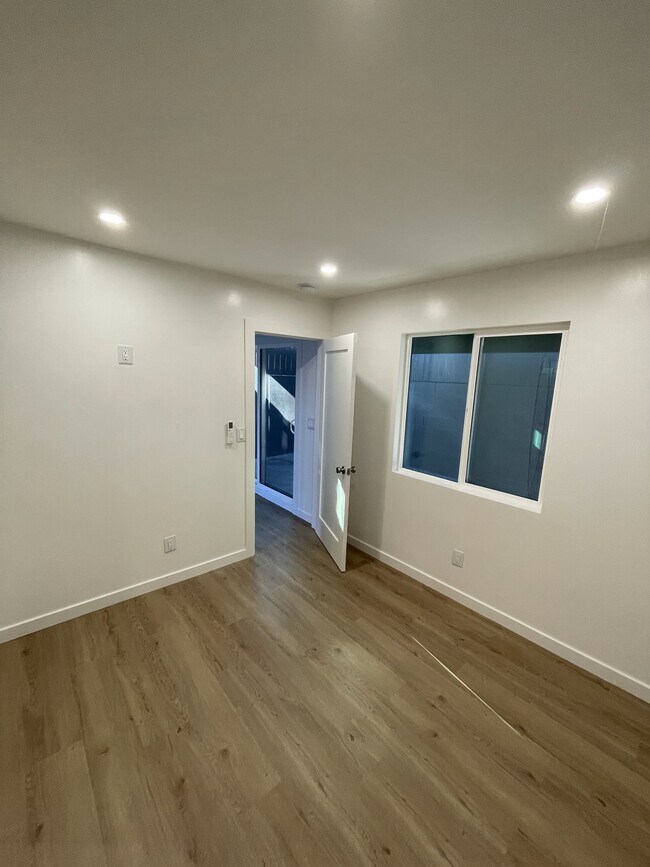 Foto del edificio - 9711 Bradwell Ave