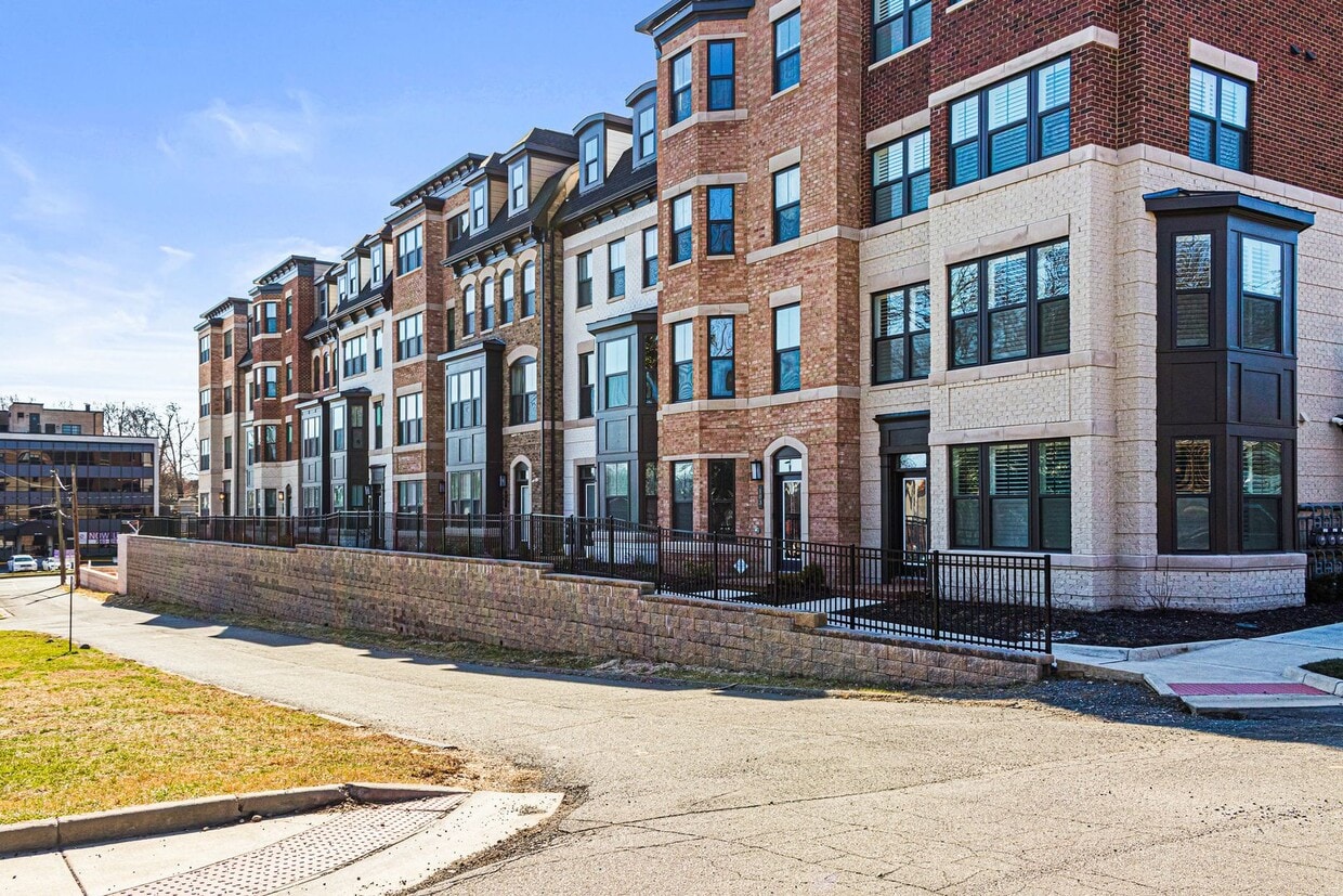 Foto principal - Your new home awaits you! Luxury Townhouse...