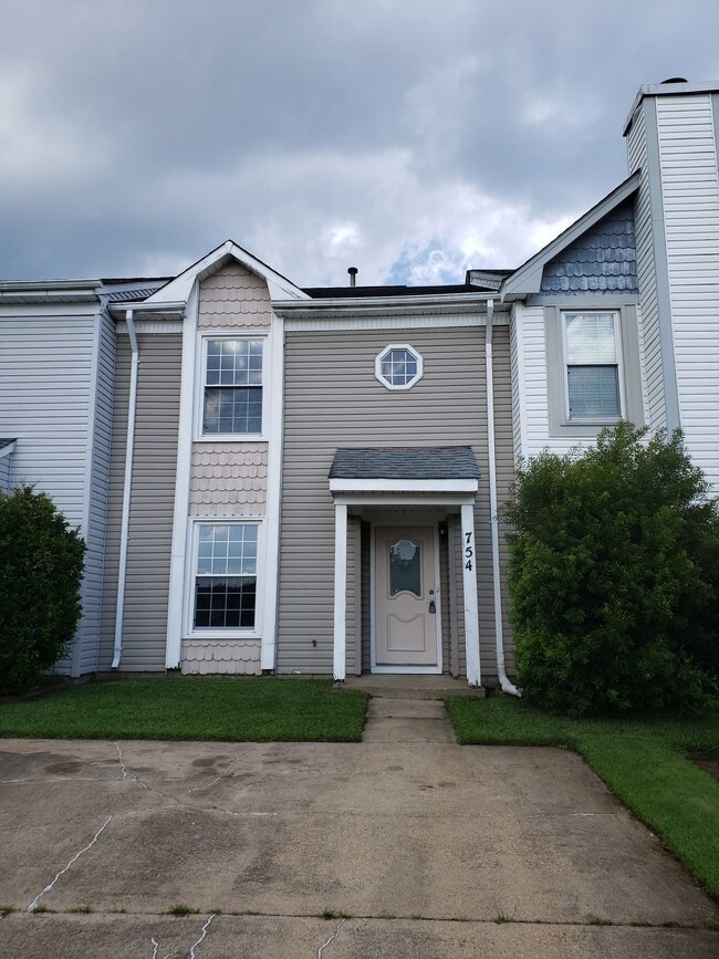 Building Photo - 754 Goodard Drive