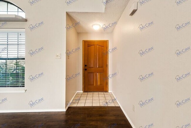 Foto del edificio - 212 Cutting Horse Ln