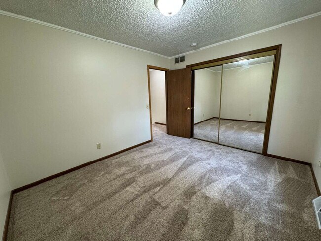 Foto del edificio - Love Grows — Spacious 2-Story Townhome