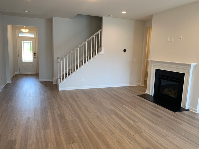 Building Photo - Gorgeous 3 Bed | 2.5 Bath Townhouse in Fuq...