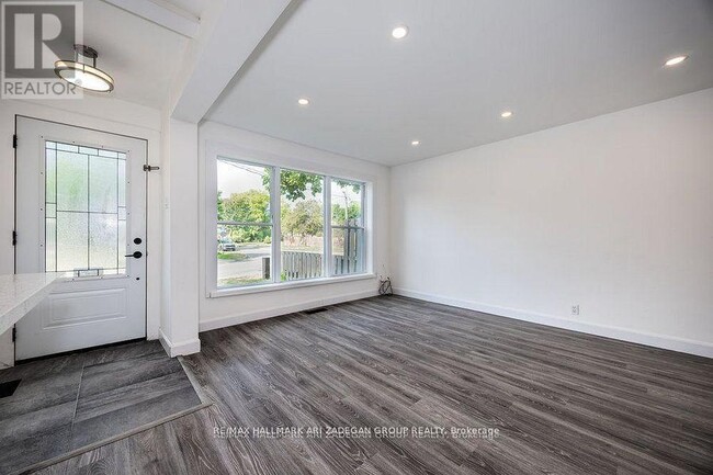 Building Photo - 47 Newbury Dr