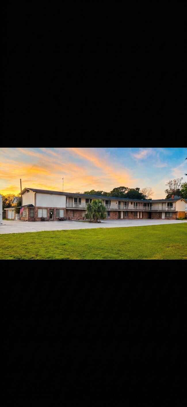 Building Photo - 1505 Highway 17