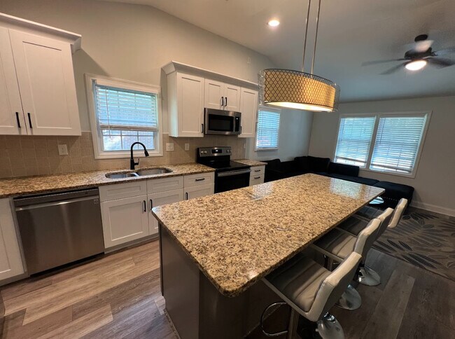 Foto del edificio - Room in House on Cedar Ave NW