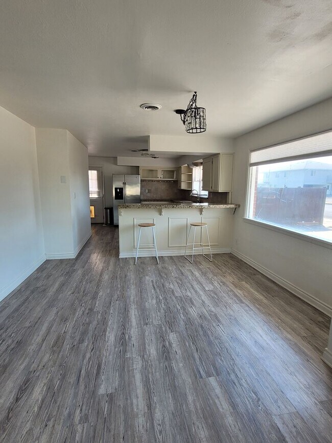 Building Photo - Large Home Close to Schools & Pet Friendly