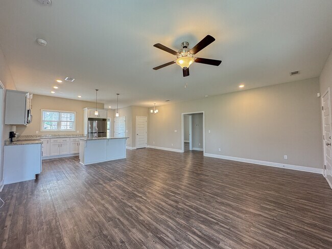 Foto del edificio - 211 Silverthorn Dr