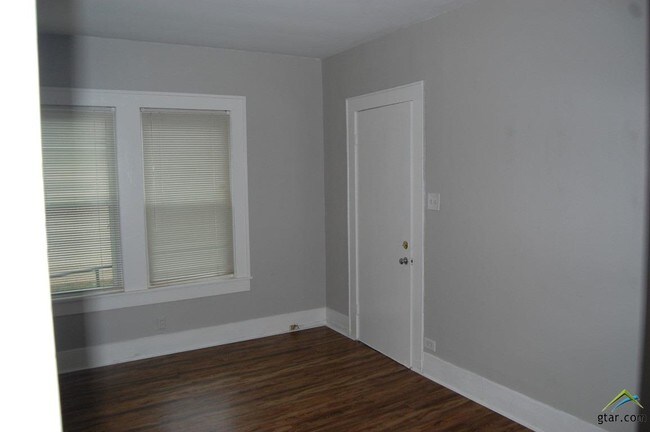 Building Photo - 815 S College Ave