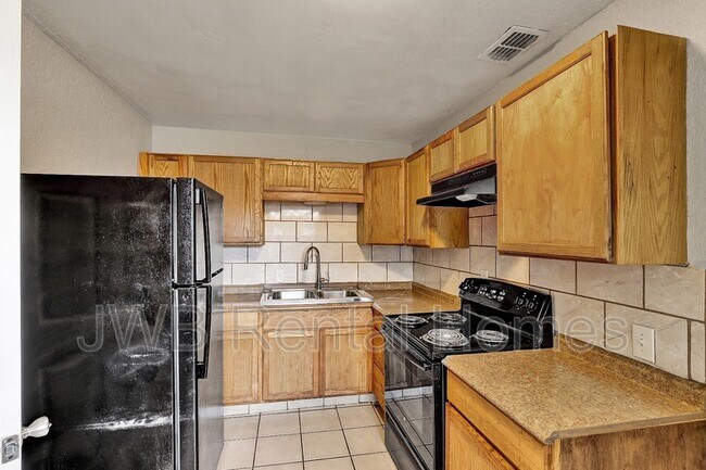 Building Photo - 5525 Mahalia Dr