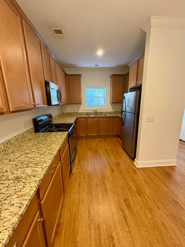 Foto del edificio - Desirable Two-story Lake Palmetto Townhouse