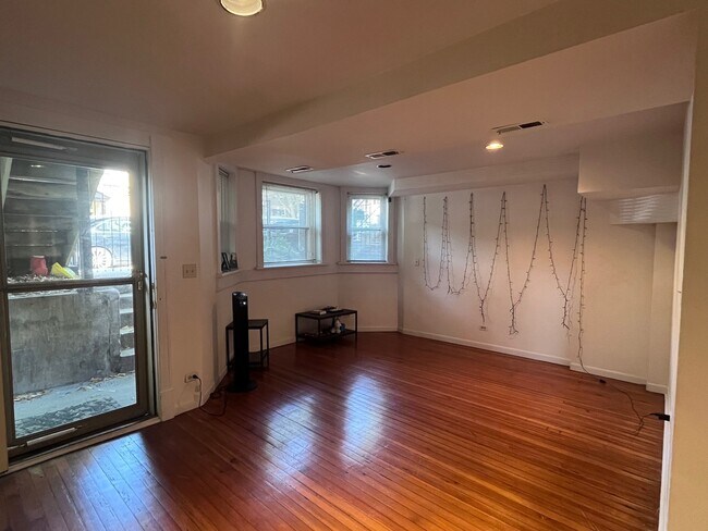 Foto del edificio - 2229 N Southport Ave