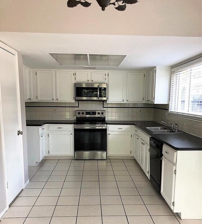 Building Photo - 13707 Greywood Dr