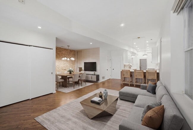 Building Photo - 626 W Buckingham Pl