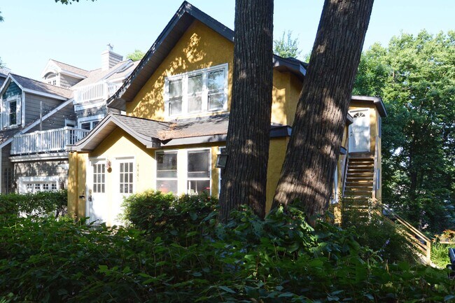 Foto del edificio - 2 Upton Ave S