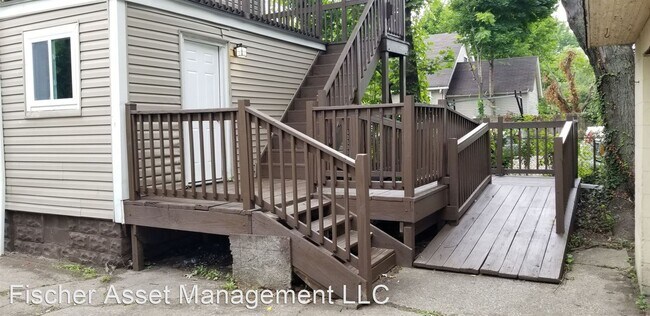 Building Photo - 2 br, 1 bath Apartment - 4710 Storer Ave. ...