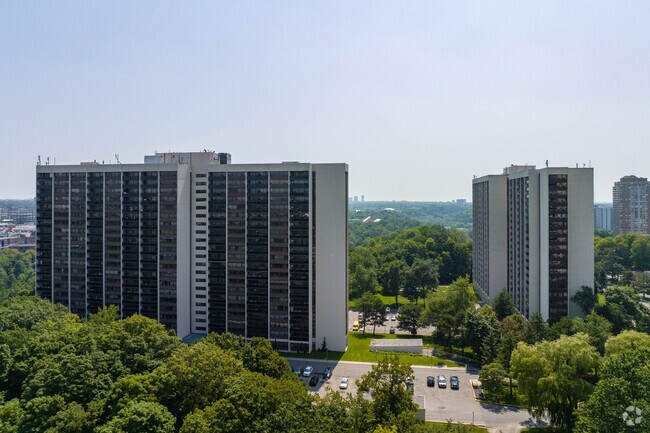 Photo du bâtiment - 55-65 Wynford Heights Cres