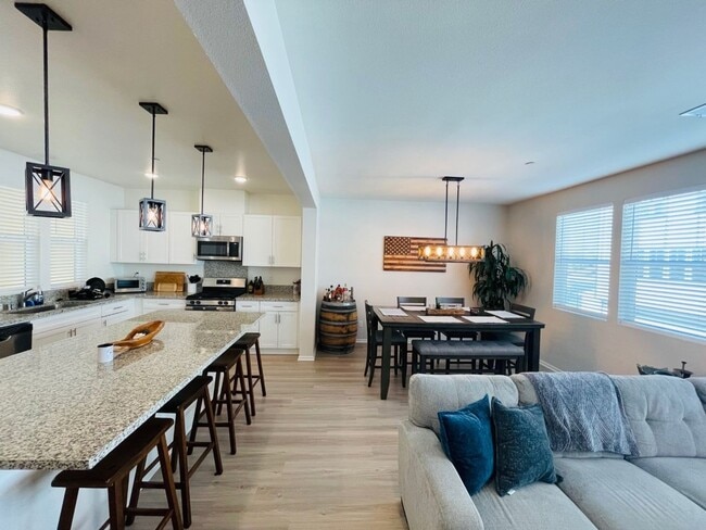 Building Photo - Beautiful Townhome!