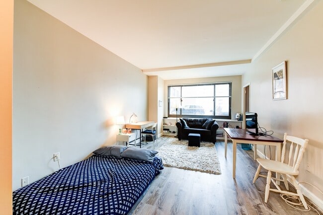 Building Photo - Spacious & Bright Studio at River Place East
