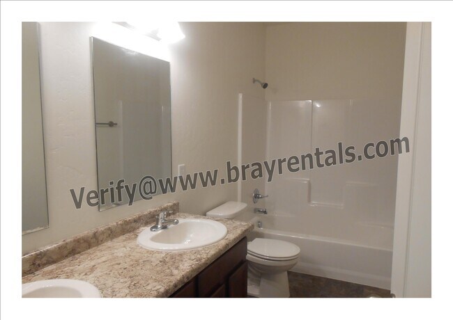 Building Photo - 621 Zenith Ln