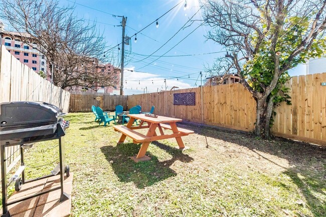 Foto del edificio - 2021 Avenue O 1/2