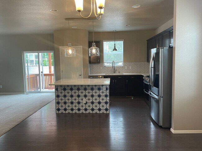 Building Photo - Beautiful 4 Bed 2.5 Bath in Longmont! Avai...