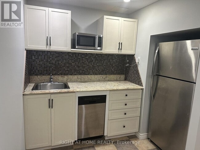 Building Photo - 39 Distin Dr