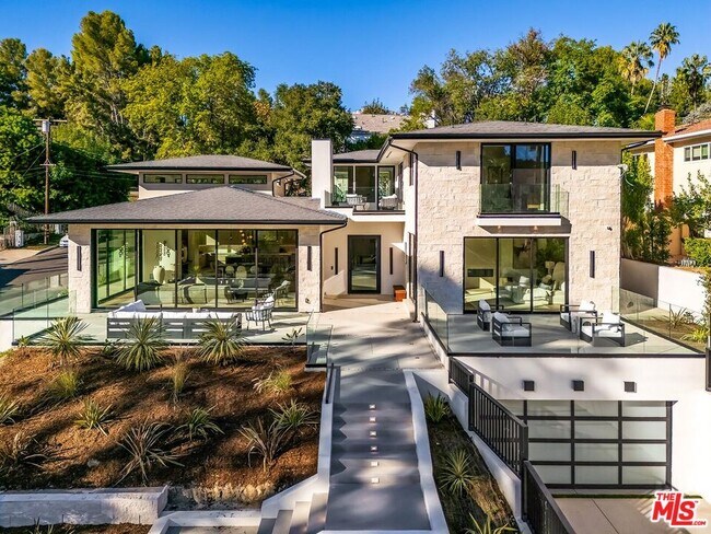 Foto del edificio - 16879 Mooncrest Dr