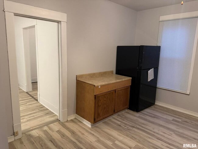 Building Photo - 105 6th Ave