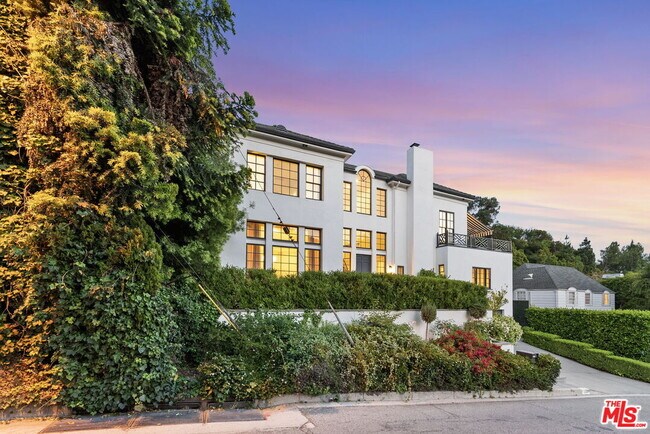 Foto del edificio - 1460 N Doheny Dr