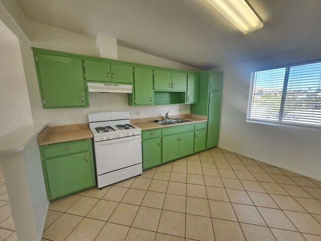 Building Photo - Don't Miss This Cute, Centrally Located 29...