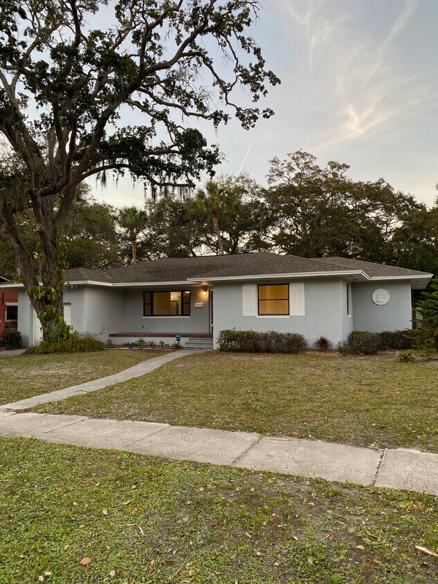 Foto principal - 727 27th Ave S