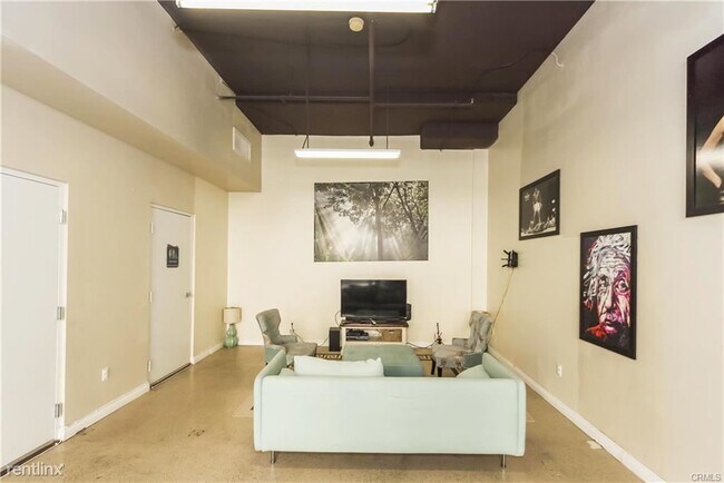 Building Photo - 1 br, 2 bath Condo - 300 E 4th St Unit 101
