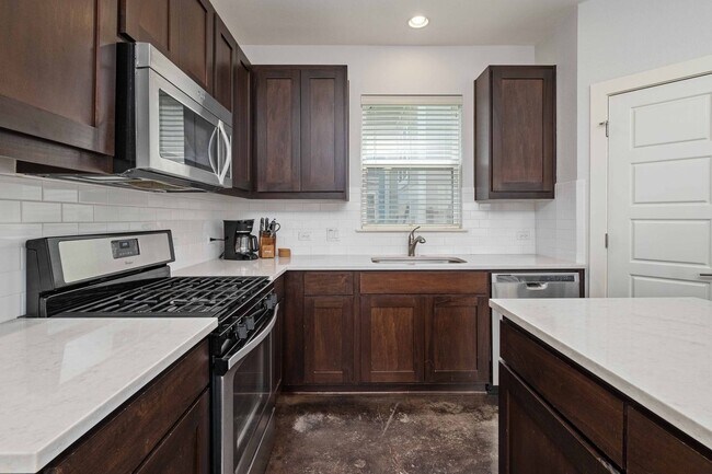 Foto del edificio - Modern condo, great location, fully Furnis...
