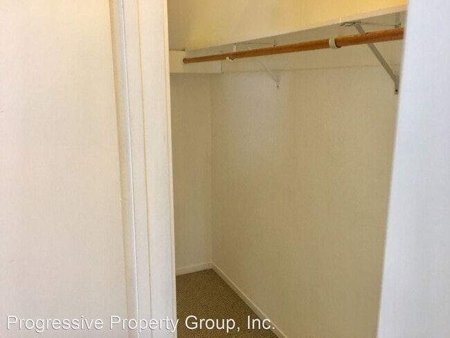 Building Photo - 582 Grove St