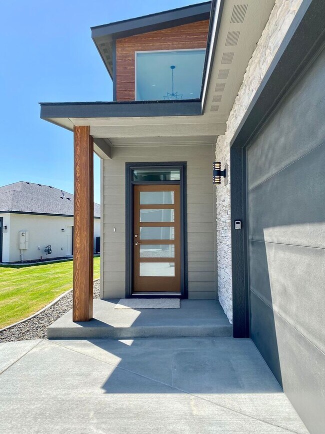 Foto del edificio - Stunning Southridge Rental with RV Garage & Luxury Finishes!
