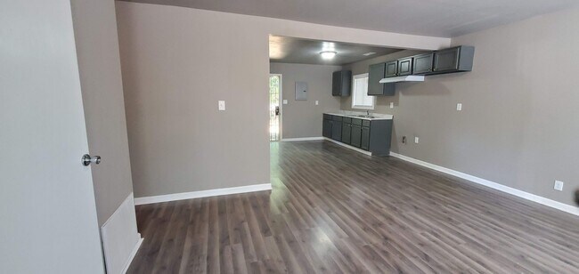 Foto del edificio - Large Ranch Home with Garage - Section 8 A...