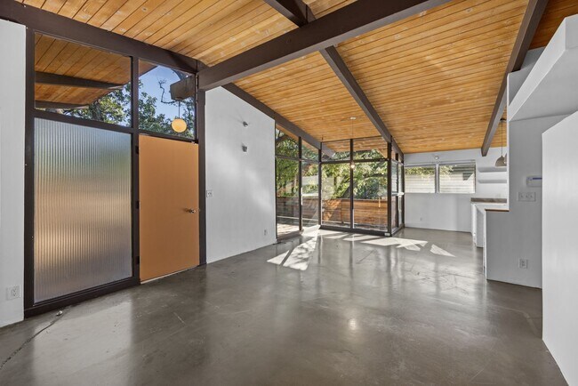 Foto del edificio - Updated Mid-Century Home in Picturesque Woodland Hills