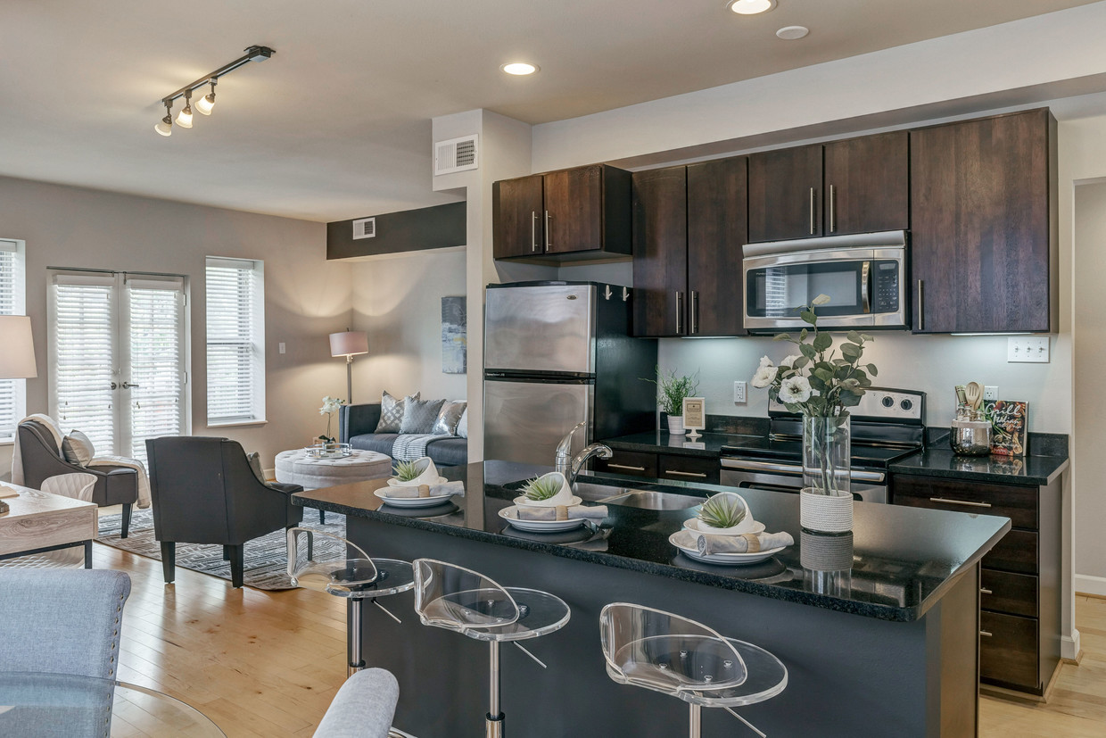 Stunning 2B/2B condo in CWE - 5631 Pershing Ave