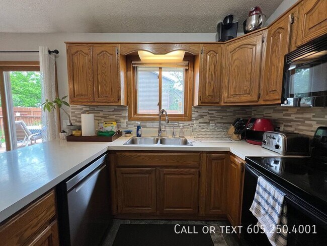 Building Photo - Charming 4 Bedroom, 2 Bathroom Home w/ 2-S...