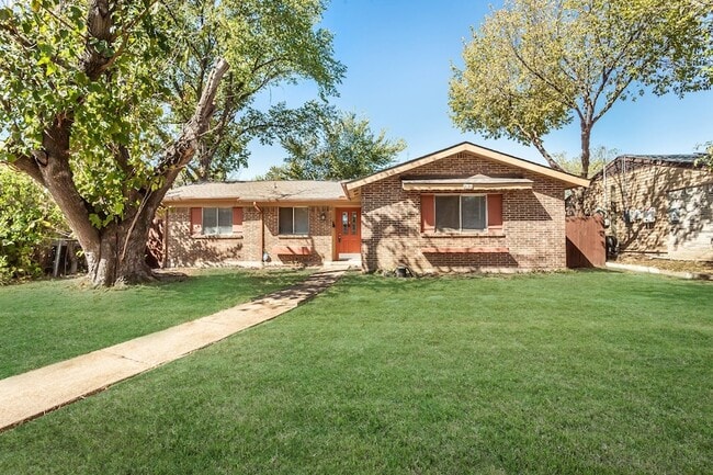 Photo - 2121 Travis Dr House