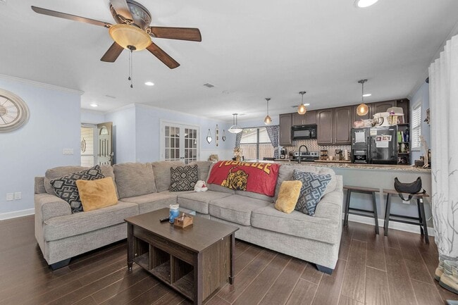 Foto del edificio - 326 Goldenrod Ct