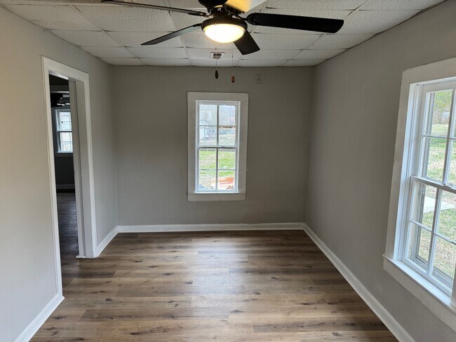 Building Photo - 410 Bowen Ave