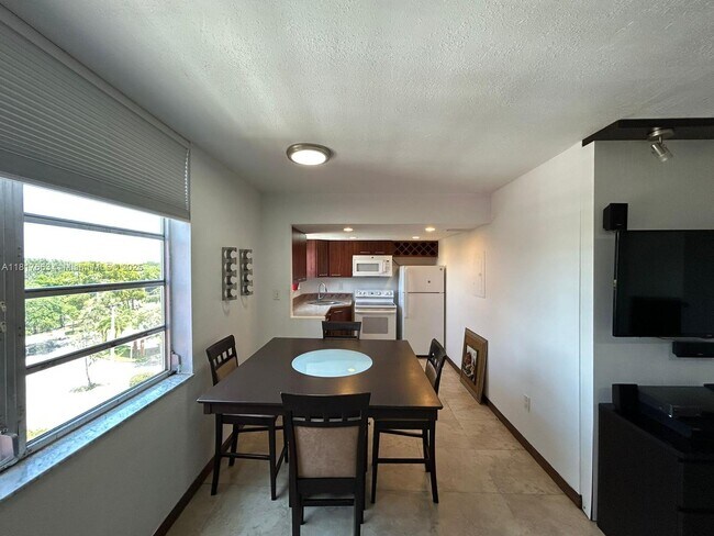 Foto del edificio - 1700 NE 191st St